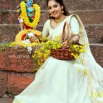 Amrutha Nair Instagram - ഒരിക്കൽകൂടി വിഷുകൈനീട്ടം ഏകാൻ ഒരു വിഷുക്കാലം എത്തി. എല്ലായിടത്തും സമൃദ്ധിയുടെയും സന്തോഷത്തിന്റെയും സ്നേഹത്തിന്റെയും കൊന്നപ്പൂക്കൾ വിരിയട്ടെ. വിഷുദിനാശംസകൾ❤️❤️❤️ 📸 @vipinjkumar Outfit @shreyasboutique2016 MUA @blushingtone_by_veenavineeth Accessories @advaitabyanjali #sativiansmedia Thiruvananthapuram, Kerala, India