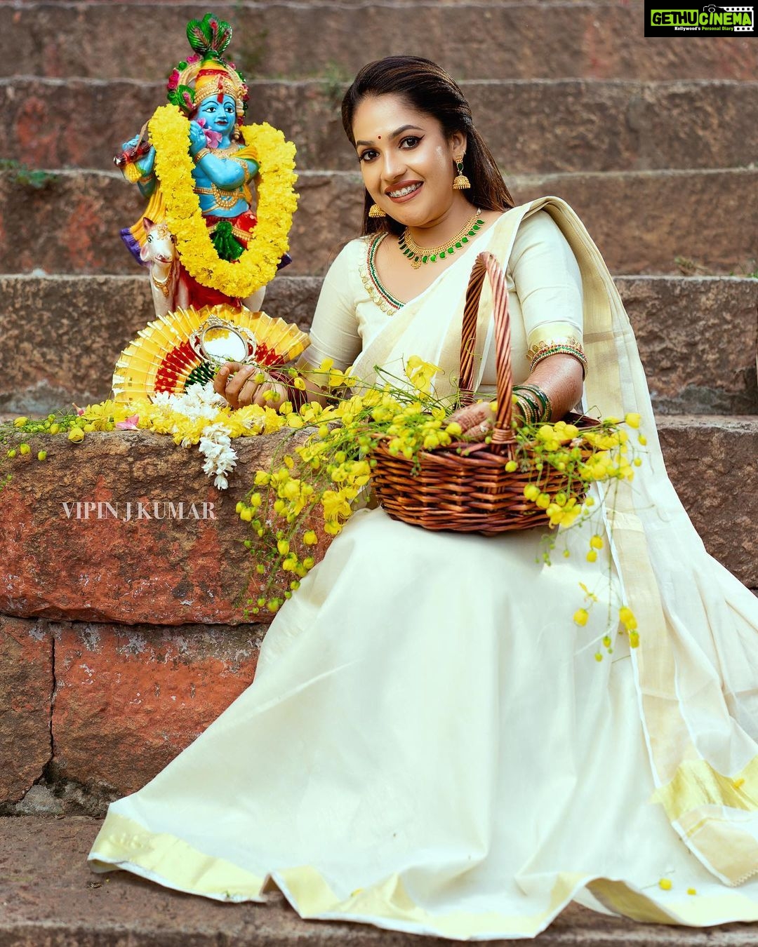 Amrutha Nair Instagram - ഒരിക്കൽകൂടി വിഷുകൈനീട്ടം ഏകാൻ ഒരു വിഷുക്കാലം എത്തി. എല്ലായിടത്തും സമൃദ്ധിയുടെയും സന്തോഷത്തിന്റെയും സ്നേഹത്തിന്റെയും കൊന്നപ്പൂക്കൾ വിരിയട്ടെ. വിഷുദിനാശംസകൾ❤️❤️❤️ 📸 @vipinjkumar Outfit @shreyasboutique2016 MUA @blushingtone_by_veenavineeth Accessories @advaitabyanjali #sativiansmedia Thiruvananthapuram, Kerala, India