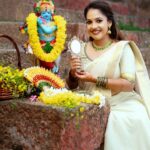 Amrutha Nair Instagram - ഒരിക്കൽകൂടി വിഷുകൈനീട്ടം ഏകാൻ ഒരു വിഷുക്കാലം എത്തി. എല്ലായിടത്തും സമൃദ്ധിയുടെയും സന്തോഷത്തിന്റെയും സ്നേഹത്തിന്റെയും കൊന്നപ്പൂക്കൾ വിരിയട്ടെ. വിഷുദിനാശംസകൾ❤️❤️❤️ 📸 @vipinjkumar Outfit @shreyasboutique2016 MUA @blushingtone_by_veenavineeth Accessories @advaitabyanjali #sativiansmedia Thiruvananthapuram, Kerala, India