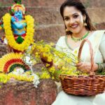 Amrutha Nair Instagram - ഒരിക്കൽകൂടി വിഷുകൈനീട്ടം ഏകാൻ ഒരു വിഷുക്കാലം എത്തി. എല്ലായിടത്തും സമൃദ്ധിയുടെയും സന്തോഷത്തിന്റെയും സ്നേഹത്തിന്റെയും കൊന്നപ്പൂക്കൾ വിരിയട്ടെ. വിഷുദിനാശംസകൾ❤️❤️❤️ 📸 @vipinjkumar Outfit @shreyasboutique2016 MUA @blushingtone_by_veenavineeth Accessories @advaitabyanjali #sativiansmedia Thiruvananthapuram, Kerala, India
