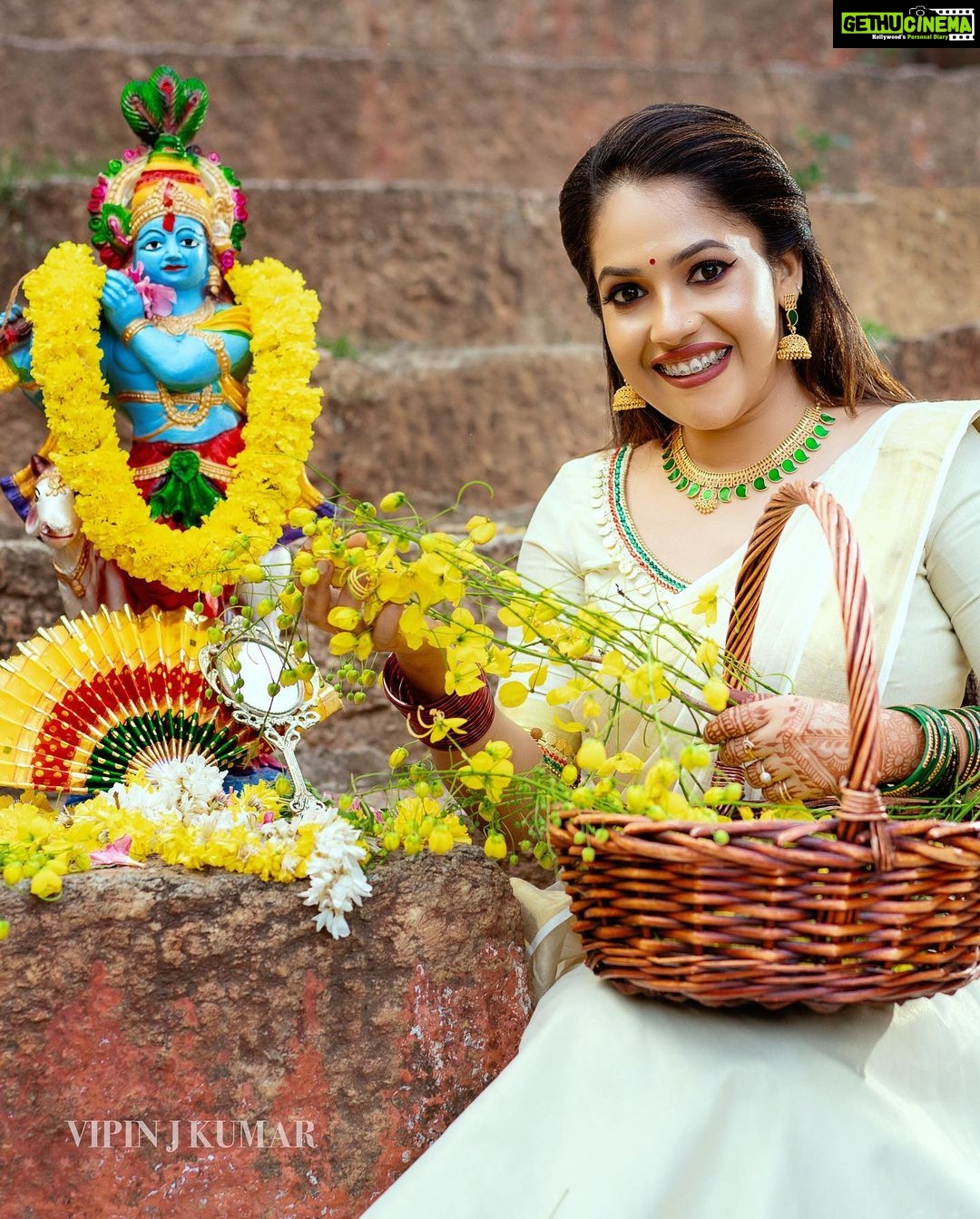 Amrutha Nair Instagram - ഒരിക്കൽകൂടി വിഷുകൈനീട്ടം ഏകാൻ ഒരു വിഷുക്കാലം എത്തി. എല്ലായിടത്തും സമൃദ്ധിയുടെയും സന്തോഷത്തിന്റെയും സ്നേഹത്തിന്റെയും കൊന്നപ്പൂക്കൾ വിരിയട്ടെ. വിഷുദിനാശംസകൾ❤️❤️❤️ 📸 @vipinjkumar Outfit @shreyasboutique2016 MUA @blushingtone_by_veenavineeth Accessories @advaitabyanjali #sativiansmedia Thiruvananthapuram, Kerala, India