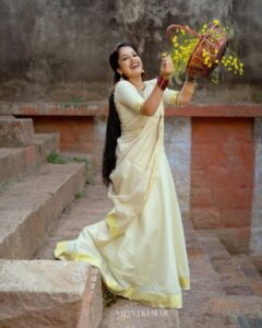 Amrutha Nair Instagram - കൊന്നപ്പൂവിന്റെ സമൃദ്ദിയും തുളസികതിരിന്റെ നൈർമല്യവും സ്വർണമണികൾ നിറഞ്ഞ നെല്ലോലത്തുമ്പിനെ തഴുകിയെത്തുന്ന കുളിർക്കാറ്റുമ്മായി വീണ്ടുമൊരു വിഷുക്കാലം വരവായി.. ❤

📸 @vipinjkumar 
Attire @shreyasboutique2016 
MUHA @blushingtone_by_veenavineeth 
Accessories @advaitabyanjali 
Mehendi @mehendi_by_zia 

 #amrutha #amruthanair #travelphotography #traditional #actorlife #artists #sativiansmedia