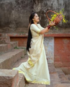 Amrutha Nair Instagram - കൊന്നപ്പൂവിന്റെ സമൃദ്ദിയും തുളസികതിരിന്റെ നൈർമല്യവും സ്വർണമണികൾ നിറഞ്ഞ നെല്ലോലത്തുമ്പിനെ തഴുകിയെത്തുന്ന കുളിർക്കാറ്റുമ്മായി വീണ്ടുമൊരു വിഷുക്കാലം വരവായി.. ❤

📸 @vipinjkumar 
Attire @shreyasboutique2016 
MUHA @blushingtone_by_veenavineeth 
Accessories @advaitabyanjali 
Mehendi @mehendi_by_zia 

 #amrutha #amruthanair #travelphotography #traditional #actorlife #artists #sativiansmedia