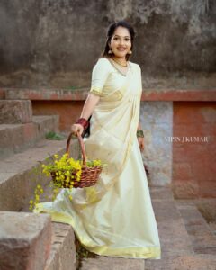 Amrutha Nair Instagram - കൊന്നപ്പൂവിന്റെ സമൃദ്ദിയും തുളസികതിരിന്റെ നൈർമല്യവും സ്വർണമണികൾ നിറഞ്ഞ നെല്ലോലത്തുമ്പിനെ തഴുകിയെത്തുന്ന കുളിർക്കാറ്റുമ്മായി വീണ്ടുമൊരു വിഷുക്കാലം വരവായി.. ❤

📸 @vipinjkumar 
Attire @shreyasboutique2016 
MUHA @blushingtone_by_veenavineeth 
Accessories @advaitabyanjali 
Mehendi @mehendi_by_zia 

 #amrutha #amruthanair #travelphotography #traditional #actorlife #artists #sativiansmedia