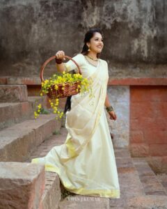 Amrutha Nair Instagram - കൊന്നപ്പൂവിന്റെ സമൃദ്ദിയും തുളസികതിരിന്റെ നൈർമല്യവും സ്വർണമണികൾ നിറഞ്ഞ നെല്ലോലത്തുമ്പിനെ തഴുകിയെത്തുന്ന കുളിർക്കാറ്റുമ്മായി വീണ്ടുമൊരു വിഷുക്കാലം വരവായി.. ❤

📸 @vipinjkumar 
Attire @shreyasboutique2016 
MUHA @blushingtone_by_veenavineeth 
Accessories @advaitabyanjali 
Mehendi @mehendi_by_zia 

 #amrutha #amruthanair #travelphotography #traditional #actorlife #artists #sativiansmedia