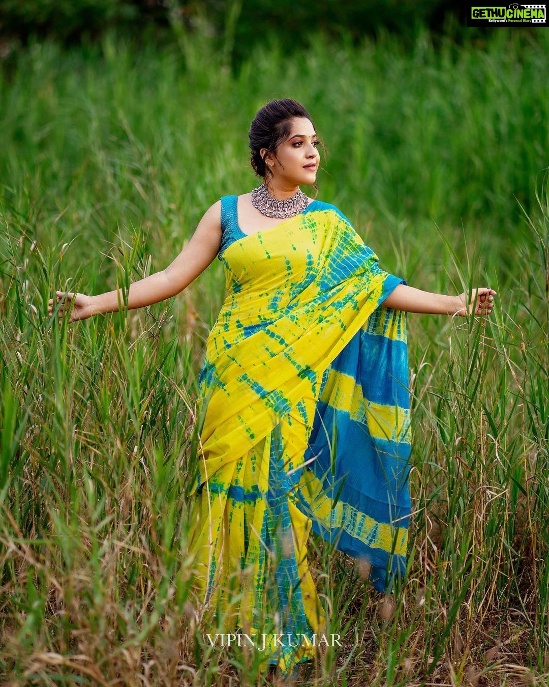 Amrutha Nair Instagram - If You Want To Do Something Different നിനക്കെന്ത് ചെയ്യാൻ കഴിയില്ലെന്ന് നിനക്ക് തോന്നുന്നോ അതു തന്നെ നീ ചെയ്യണം ചിലപ്പോൾ തോറ്റ് പോയെന്ന് വരും പക്ഷേ അപ്പോഴും നിനക്ക് അഭിമാനത്തോടെ പറയാം… I'm Different ☺️ . . .📷 @vipinjkumar Attire @tanirika_collectio MUA @roshnistvm #amrutha#amruthanair #sativiansmedia Tamil Tamil