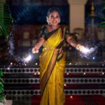 Amrutha Nair Instagram - ഈ ദീപാവലിക്ക് വീടുകളിൽ മാത്രമല്ല നമ്മുടെ മനസുകളിലും ദീപങ്ങൾ തെളിയട്ടെ! ഏവർക്കും ദീപാവലി ആശംസകൾ✨ 📸 @vipinjkumar @colorpadam_photography MUA @blushingtone_by_veenavineeth Saree @aathvyavastra Blouse @vybhadesignerstudio