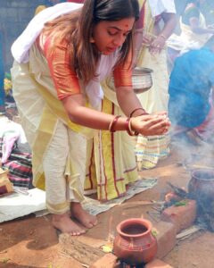 Amrutha Nair Instagram - നീണ്ട 2 വർഷത്തെ കാത്തിരിപ്പിനൊടുവിൽ നോമ്പുനോറ്റ് ആറ്റുകാലമ്മയുടെ മുന്നിൽ ഇതാ വീണ്ടും. വ്രതം നോറ്റു കാത്തിരുന്നു പ്രാർത്തനകളോടെ സർവ്വം അമ്മയ്ക്ക് മുന്നിൽ സമർപ്പിച്ചു പൊങ്കാല അർപ്പിച്ചു. എല്ലാ വിഷമങ്ങളും മറന്ന് തൊഴുകയ്യോടെ അമ്മയ്ക്കു മുന്നിൽ നിൽക്കുമ്പോൾ ഉള്ളിലെ സങ്കടങ്ങൾ എല്ലാം അമ്മയോട് പറഞ്ഞു പ്രാർത്ഥിക്കുമ്പോൾ എല്ലാം മറന്നു ആ നടയിൽ നിൽക്കുമ്പോൾ അതിലും വലിയ ഒരു  സംതൃപ്തി വേറെ കിട്ടാനില്ല. മലയാളികൾക്ക് എന്നും പ്രിയപ്പെട്ട ആറ്റുകാലമ്മയും ആറ്റുകാൽ പൊങ്കാലയും ഒരിക്കലും മറക്കാനാവാത്ത അനുഭൂതിയാണ്. ഇനിയും വരും വർഷങ്ങളിലും മുടങ്ങാതെ അമ്മയ്ക്കു മുന്നിൽ പൊങ്കാല അർപ്പിക്കാൻ സാധിക്കട്ടെ 🙏🏻🙏🏻 ഇനി വീണ്ടും നീണ്ട ഒരു വർഷത്തെ കാത്തിരിപ്പ്.❤️ 

📸. @sajithgopal8565 
Attire.  @hornbill_collections

#sativiansmedia