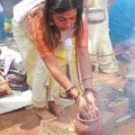 Amrutha Nair Instagram - നീണ്ട 2 വർഷത്തെ കാത്തിരിപ്പിനൊടുവിൽ നോമ്പുനോറ്റ് ആറ്റുകാലമ്മയുടെ മുന്നിൽ ഇതാ വീണ്ടും. വ്രതം നോറ്റു കാത്തിരുന്നു പ്രാർത്തനകളോടെ സർവ്വം അമ്മയ്ക്ക് മുന്നിൽ സമർപ്പിച്ചു പൊങ്കാല അർപ്പിച്ചു. എല്ലാ വിഷമങ്ങളും മറന്ന് തൊഴുകയ്യോടെ അമ്മയ്ക്കു മുന്നിൽ നിൽക്കുമ്പോൾ ഉള്ളിലെ സങ്കടങ്ങൾ എല്ലാം അമ്മയോട് പറഞ്ഞു പ്രാർത്ഥിക്കുമ്പോൾ എല്ലാം മറന്നു ആ നടയിൽ നിൽക്കുമ്പോൾ അതിലും വലിയ ഒരു സംതൃപ്തി വേറെ കിട്ടാനില്ല. മലയാളികൾക്ക് എന്നും പ്രിയപ്പെട്ട ആറ്റുകാലമ്മയും ആറ്റുകാൽ പൊങ്കാലയും ഒരിക്കലും മറക്കാനാവാത്ത അനുഭൂതിയാണ്. ഇനിയും വരും വർഷങ്ങളിലും മുടങ്ങാതെ അമ്മയ്ക്കു മുന്നിൽ പൊങ്കാല അർപ്പിക്കാൻ സാധിക്കട്ടെ 🙏🏻🙏🏻 ഇനി വീണ്ടും നീണ്ട ഒരു വർഷത്തെ കാത്തിരിപ്പ്.❤️ 📸. @sajithgopal8565 Attire. @hornbill_collections #sativiansmedia Attukal Bhagavathy Temple