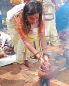 Amrutha Nair Instagram - നീണ്ട 2 വർഷത്തെ കാത്തിരിപ്പിനൊടുവിൽ നോമ്പുനോറ്റ് ആറ്റുകാലമ്മയുടെ മുന്നിൽ ഇതാ വീണ്ടും. വ്രതം നോറ്റു കാത്തിരുന്നു പ്രാർത്തനകളോടെ സർവ്വം അമ്മയ്ക്ക് മുന്നിൽ സമർപ്പിച്ചു പൊങ്കാല അർപ്പിച്ചു. എല്ലാ വിഷമങ്ങളും മറന്ന് തൊഴുകയ്യോടെ അമ്മയ്ക്കു മുന്നിൽ നിൽക്കുമ്പോൾ ഉള്ളിലെ സങ്കടങ്ങൾ എല്ലാം അമ്മയോട് പറഞ്ഞു പ്രാർത്ഥിക്കുമ്പോൾ എല്ലാം മറന്നു ആ നടയിൽ നിൽക്കുമ്പോൾ അതിലും വലിയ ഒരു  സംതൃപ്തി വേറെ കിട്ടാനില്ല. മലയാളികൾക്ക് എന്നും പ്രിയപ്പെട്ട ആറ്റുകാലമ്മയും ആറ്റുകാൽ പൊങ്കാലയും ഒരിക്കലും മറക്കാനാവാത്ത അനുഭൂതിയാണ്. ഇനിയും വരും വർഷങ്ങളിലും മുടങ്ങാതെ അമ്മയ്ക്കു മുന്നിൽ പൊങ്കാല അർപ്പിക്കാൻ സാധിക്കട്ടെ 🙏🏻🙏🏻 ഇനി വീണ്ടും നീണ്ട ഒരു വർഷത്തെ കാത്തിരിപ്പ്.❤️ 

📸. @sajithgopal8565 
Attire.  @hornbill_collections

#sativiansmedia