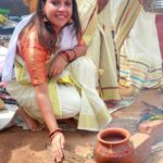 Amrutha Nair Instagram - നീണ്ട 2 വർഷത്തെ കാത്തിരിപ്പിനൊടുവിൽ നോമ്പുനോറ്റ് ആറ്റുകാലമ്മയുടെ മുന്നിൽ ഇതാ വീണ്ടും. വ്രതം നോറ്റു കാത്തിരുന്നു പ്രാർത്തനകളോടെ സർവ്വം അമ്മയ്ക്ക് മുന്നിൽ സമർപ്പിച്ചു പൊങ്കാല അർപ്പിച്ചു. എല്ലാ വിഷമങ്ങളും മറന്ന് തൊഴുകയ്യോടെ അമ്മയ്ക്കു മുന്നിൽ നിൽക്കുമ്പോൾ ഉള്ളിലെ സങ്കടങ്ങൾ എല്ലാം അമ്മയോട് പറഞ്ഞു പ്രാർത്ഥിക്കുമ്പോൾ എല്ലാം മറന്നു ആ നടയിൽ നിൽക്കുമ്പോൾ അതിലും വലിയ ഒരു സംതൃപ്തി വേറെ കിട്ടാനില്ല. മലയാളികൾക്ക് എന്നും പ്രിയപ്പെട്ട ആറ്റുകാലമ്മയും ആറ്റുകാൽ പൊങ്കാലയും ഒരിക്കലും മറക്കാനാവാത്ത അനുഭൂതിയാണ്. ഇനിയും വരും വർഷങ്ങളിലും മുടങ്ങാതെ അമ്മയ്ക്കു മുന്നിൽ പൊങ്കാല അർപ്പിക്കാൻ സാധിക്കട്ടെ 🙏🏻🙏🏻 ഇനി വീണ്ടും നീണ്ട ഒരു വർഷത്തെ കാത്തിരിപ്പ്.❤️ 📸. @sajithgopal8565 Attire. @hornbill_collections #sativiansmedia Attukal Bhagavathy Temple