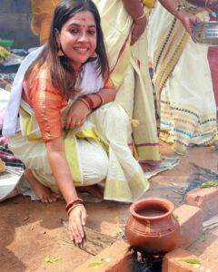 Amrutha Nair Instagram - നീണ്ട 2 വർഷത്തെ കാത്തിരിപ്പിനൊടുവിൽ നോമ്പുനോറ്റ് ആറ്റുകാലമ്മയുടെ മുന്നിൽ ഇതാ വീണ്ടും. വ്രതം നോറ്റു കാത്തിരുന്നു പ്രാർത്തനകളോടെ സർവ്വം അമ്മയ്ക്ക് മുന്നിൽ സമർപ്പിച്ചു പൊങ്കാല അർപ്പിച്ചു. എല്ലാ വിഷമങ്ങളും മറന്ന് തൊഴുകയ്യോടെ അമ്മയ്ക്കു മുന്നിൽ നിൽക്കുമ്പോൾ ഉള്ളിലെ സങ്കടങ്ങൾ എല്ലാം അമ്മയോട് പറഞ്ഞു പ്രാർത്ഥിക്കുമ്പോൾ എല്ലാം മറന്നു ആ നടയിൽ നിൽക്കുമ്പോൾ അതിലും വലിയ ഒരു  സംതൃപ്തി വേറെ കിട്ടാനില്ല. മലയാളികൾക്ക് എന്നും പ്രിയപ്പെട്ട ആറ്റുകാലമ്മയും ആറ്റുകാൽ പൊങ്കാലയും ഒരിക്കലും മറക്കാനാവാത്ത അനുഭൂതിയാണ്. ഇനിയും വരും വർഷങ്ങളിലും മുടങ്ങാതെ അമ്മയ്ക്കു മുന്നിൽ പൊങ്കാല അർപ്പിക്കാൻ സാധിക്കട്ടെ 🙏🏻🙏🏻 ഇനി വീണ്ടും നീണ്ട ഒരു വർഷത്തെ കാത്തിരിപ്പ്.❤️ 

📸. @sajithgopal8565 
Attire.  @hornbill_collections

#sativiansmedia