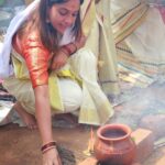 Amrutha Nair Instagram – നീണ്ട 2 വർഷത്തെ കാത്തിരിപ്പിനൊടുവിൽ നോമ്പുനോറ്റ് ആറ്റുകാലമ്മയുടെ മുന്നിൽ ഇതാ വീണ്ടും. വ്രതം നോറ്റു കാത്തിരുന്നു പ്രാർത്തനകളോടെ സർവ്വം അമ്മയ്ക്ക് മുന്നിൽ സമർപ്പിച്ചു പൊങ്കാല അർപ്പിച്ചു. എല്ലാ വിഷമങ്ങളും മറന്ന് തൊഴുകയ്യോടെ അമ്മയ്ക്കു മുന്നിൽ നിൽക്കുമ്പോൾ ഉള്ളിലെ സങ്കടങ്ങൾ എല്ലാം അമ്മയോട് പറഞ്ഞു പ്രാർത്ഥിക്കുമ്പോൾ എല്ലാം മറന്നു ആ നടയിൽ നിൽക്കുമ്പോൾ അതിലും വലിയ ഒരു  സംതൃപ്തി വേറെ കിട്ടാനില്ല. മലയാളികൾക്ക് എന്നും പ്രിയപ്പെട്ട ആറ്റുകാലമ്മയും ആറ്റുകാൽ പൊങ്കാലയും ഒരിക്കലും മറക്കാനാവാത്ത അനുഭൂതിയാണ്. ഇനിയും വരും വർഷങ്ങളിലും മുടങ്ങാതെ അമ്മയ്ക്കു മുന്നിൽ പൊങ്കാല അർപ്പിക്കാൻ സാധിക്കട്ടെ 🙏🏻🙏🏻 ഇനി വീണ്ടും നീണ്ട ഒരു വർഷത്തെ കാത്തിരിപ്പ്.❤️ 

📸. @sajithgopal8565 
Attire.  @hornbill_collections

#sativiansmedia Attukal Bhagavathy Temple