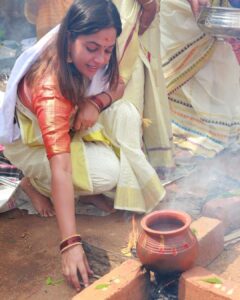 Amrutha Nair Instagram - നീണ്ട 2 വർഷത്തെ കാത്തിരിപ്പിനൊടുവിൽ നോമ്പുനോറ്റ് ആറ്റുകാലമ്മയുടെ മുന്നിൽ ഇതാ വീണ്ടും. വ്രതം നോറ്റു കാത്തിരുന്നു പ്രാർത്തനകളോടെ സർവ്വം അമ്മയ്ക്ക് മുന്നിൽ സമർപ്പിച്ചു പൊങ്കാല അർപ്പിച്ചു. എല്ലാ വിഷമങ്ങളും മറന്ന് തൊഴുകയ്യോടെ അമ്മയ്ക്കു മുന്നിൽ നിൽക്കുമ്പോൾ ഉള്ളിലെ സങ്കടങ്ങൾ എല്ലാം അമ്മയോട് പറഞ്ഞു പ്രാർത്ഥിക്കുമ്പോൾ എല്ലാം മറന്നു ആ നടയിൽ നിൽക്കുമ്പോൾ അതിലും വലിയ ഒരു  സംതൃപ്തി വേറെ കിട്ടാനില്ല. മലയാളികൾക്ക് എന്നും പ്രിയപ്പെട്ട ആറ്റുകാലമ്മയും ആറ്റുകാൽ പൊങ്കാലയും ഒരിക്കലും മറക്കാനാവാത്ത അനുഭൂതിയാണ്. ഇനിയും വരും വർഷങ്ങളിലും മുടങ്ങാതെ അമ്മയ്ക്കു മുന്നിൽ പൊങ്കാല അർപ്പിക്കാൻ സാധിക്കട്ടെ 🙏🏻🙏🏻 ഇനി വീണ്ടും നീണ്ട ഒരു വർഷത്തെ കാത്തിരിപ്പ്.❤️ 

📸. @sajithgopal8565 
Attire.  @hornbill_collections

#sativiansmedia