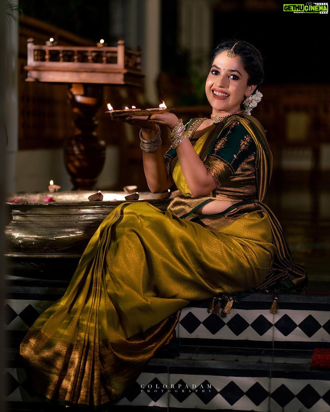 Amrutha Nair Instagram - ഐശ്വര്യത്തിന്റെ ദീപങ്ങളക്കട്ടെ ഇനിയങ്ങോട്ടെന്നും……. 📸 @vipinjkumar Saree @aathvyavastra Blouse designed @vybhadesignerstudio MUA @blushingtone_by_veenavineeth Jewellery @aathvya Location @aadisaktthi_ayurveda Thiruvananthapuram, Kerala, India