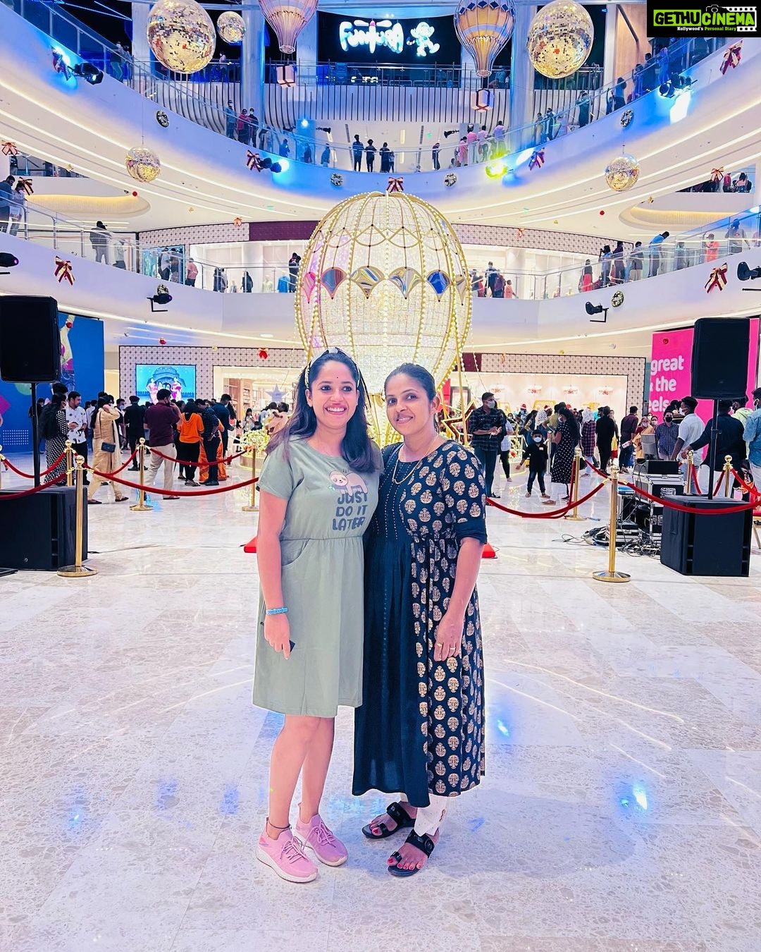 Amrutha Nair Instagram - Lookil Enter Sister aanennu thonnumenkilum ente mom aanu 🤪😍