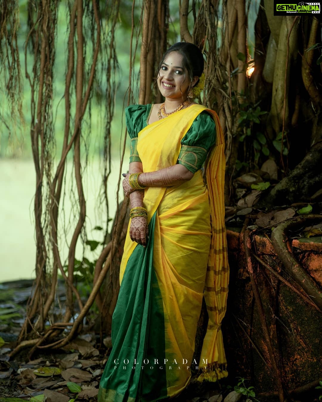 Amrutha Nair Instagram - ഓരോ പ്രഭാതങ്ങളും ഓരോ തുടക്കമാണ്.. അസ്തമയം നാളുയുടെ പ്രേതീക്ഷയും ❤ 📸 @colorpadam_photography Attire @tanirika_collectio 💄@brides_of_deepthi Thiruvananthapuram, Kerala, India