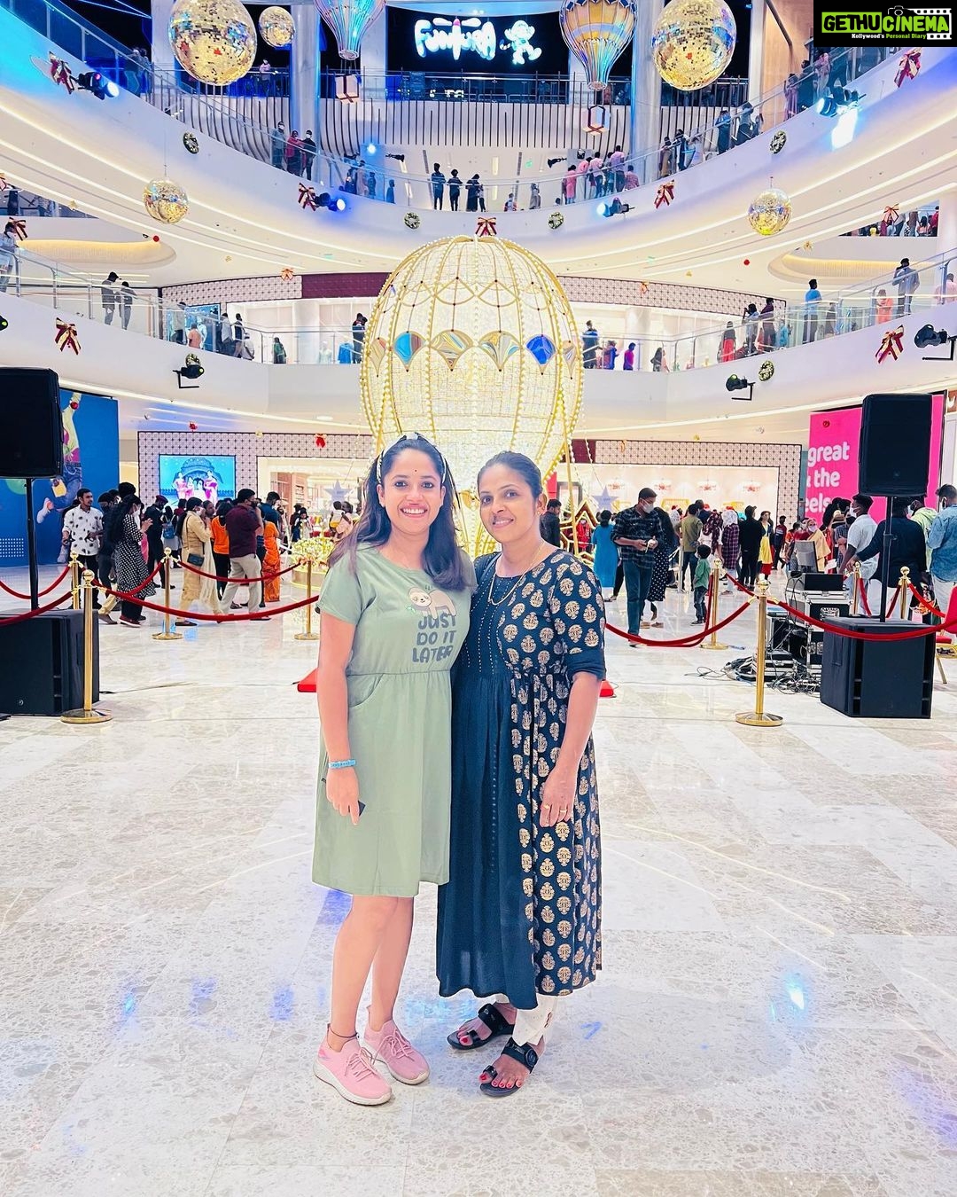 Amrutha Nair Instagram - Lookil Enter Sister aanennu thonnumenkilum ente mom aanu 🤪😍