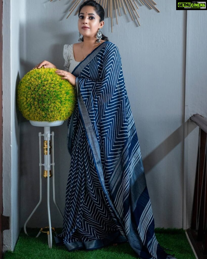 Amrutha Nair Instagram - An iridescent vision of beauty incorporated with elegance, Seematti the Inside Hunt, is a saga that is weaved with the ebullience of sheer craftsmanship merged with exotic designs. Experience luxury and fashion in the most finest and simplest way! The exuberant and vibrant collection in Seematti has left me in awe!! Don't wait for long, as the festival collection is till Jan 15th only. Avail surprise Xmas gifts from Seematti by taking a screenshot of the code that is added in this post. . . @seemattitextiles . . #insideseematti #seematti 📸@vipinjkumar Trivandrum, India