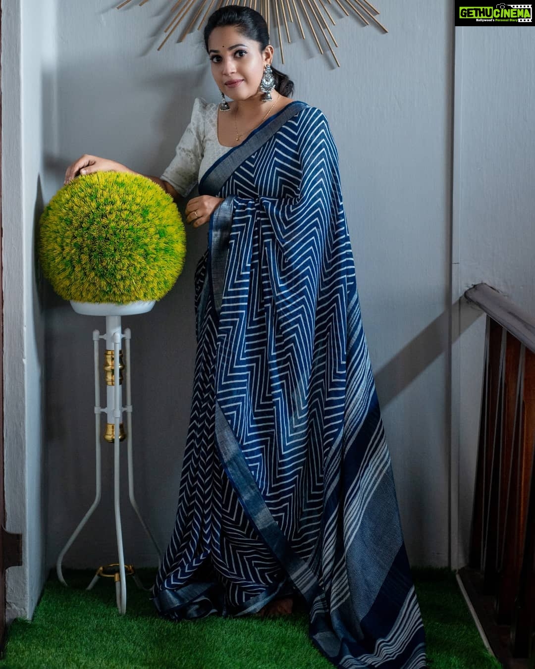 Amrutha Nair Instagram - An iridescent vision of beauty incorporated with elegance, Seematti the Inside Hunt, is a saga that is weaved with the ebullience of sheer craftsmanship merged with exotic designs. Experience luxury and fashion in the most finest and simplest way! The exuberant and vibrant collection in Seematti has left me in awe!! Don't wait for long, as the festival collection is till Jan 15th only. Avail surprise Xmas gifts from Seematti by taking a screenshot of the code that is added in this post. . . @seemattitextiles . . #insideseematti #seematti 📸@vipinjkumar Trivandrum, India