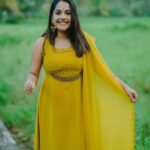 Amrutha Nair Instagram - പാടി തൊടിയിലേതോ പൊന്നാഞ്ഞിലിമേൽ പുലരി വെയിലൊളീ പൂക്കാവടി ആടി തിരു തില്ലാന തിമില തകിലൊടു പാടി..... Attire @brand_nithara_ 📸 @vipinjkumar Thiruvananthapuram, Kerala, India