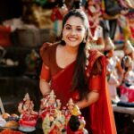 Amrutha Nair Instagram - തിന്മയുടെ മേൽ നന്മയുടെ വിജയമാണ് ഓരോ നവരാത്രിയും. ദുർഗാദേവി മഹിഷാസുരനെ വധിച്ച് ലോകത്തിൽ വെളിച്ചം പകർന്നതുപോലെ നമ്മുടെ ജീവിതത്തിലെ തിന്മകളെ ഒക്കെ നീക്കം ചെയ്തു വെളിച്ചം പരക്കട്ടെ. ഏവർക്കും നവരാത്രി ആശംസകൾ.♥️ 📸 @colorpadam_photography @vipinjkumar Outfit @_angelic___threads_