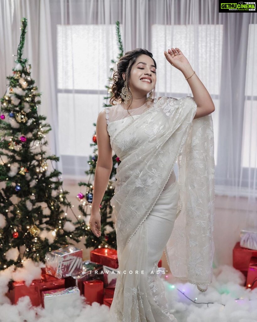 Amrutha Nair Instagram - Getting ready for another year with peace and love! Let me fly to my future with an ease ! Attire @gsensemble_official 📸 @jithuthampifm @travancoreads Team @t_bibin_babu_ @signature_by_jithin @padma_kumar_vinu MUA @brides_of_deepthi Blouse design @vybhadesignerstudio