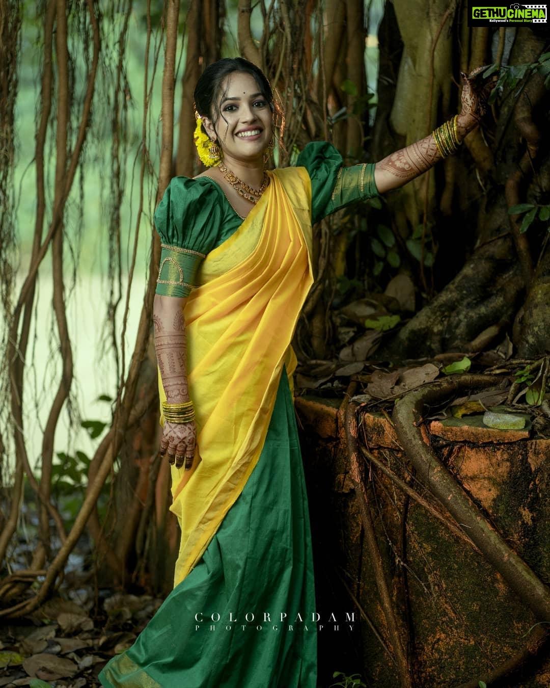 Amrutha Nair Instagram - ഓരോ പ്രഭാതങ്ങളും ഓരോ തുടക്കമാണ്.. അസ്തമയം നാളുയുടെ പ്രേതീക്ഷയും ❤ 📸 @colorpadam_photography Attire @tanirika_collectio 💄@brides_of_deepthi Thiruvananthapuram, Kerala, India