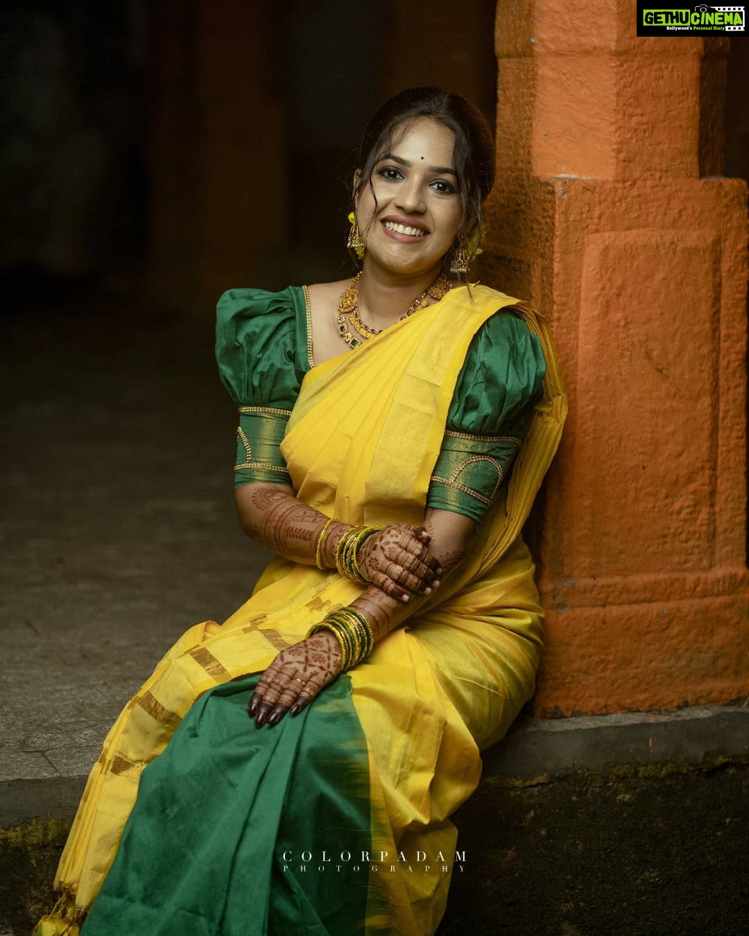 Amrutha Nair Instagram - ഓരോ പ്രഭാതങ്ങളും ഓരോ തുടക്കമാണ്.. അസ്തമയം നാളുയുടെ പ്രേതീക്ഷയും ❤ 📸 @colorpadam_photography Attire @tanirika_collectio 💄@brides_of_deepthi Thiruvananthapuram, Kerala, India