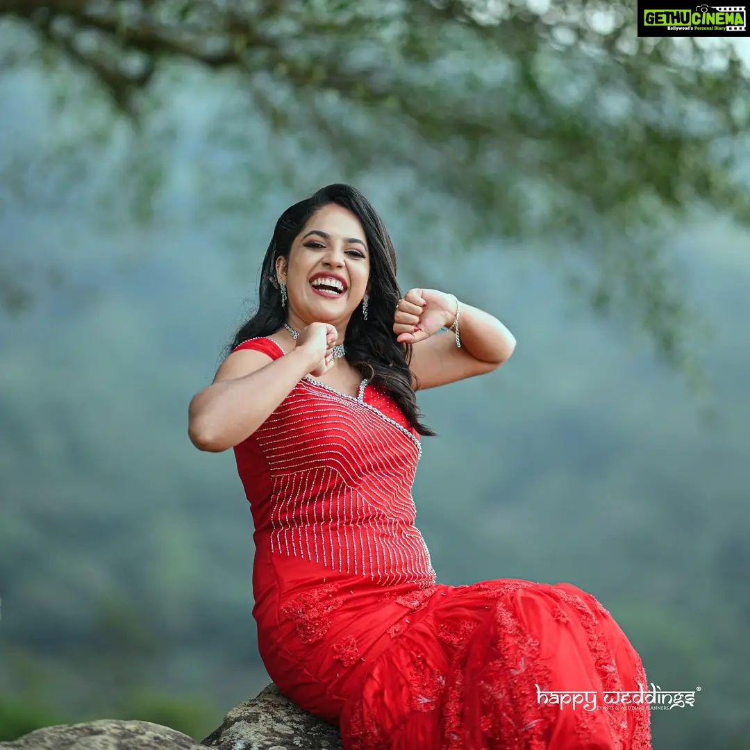 Amrutha Nair Instagram - Be happy ❤❤ by Happy Weddings @happy_weddings_events 👗Costume & Jewellery by Hw wedding stylers @hw_wedding_stylers 💄MUA : Blushingtone @blushingtone_beauty_salon 📷 Stills & Grading:- NJ Shamnad @nj_shamnad 📡 Production House : Swaroop Kumar @swaroophappyweddings 🔎 Shoot Coordinator : Pooja @_foodiee_panda_98 🔦Camera Asst : Prajeesh @thekkan_thaanthonni 🥻Fashion Designer : Swathy, HW Wedding Stylers @_s__w_a__t_h__y_ 🛒 Jewellery : Arya, HW Wedding Stylers @arya_minho #Amruthanair #televisionstar #Asianet #serialactress #starmagic #keralabride #bridesofindia #bridesmaid #weddinginspiration #weddingrows #weddingphotography #christainbride #jewerlyofdesigners #jewerly #bridalmakeover #bridalmakeup #happyweddings #hwweddingstylers #india #kerala #trivandrum #venpalavattom #instgram #instgram #Kudumbavelakku #sheethal