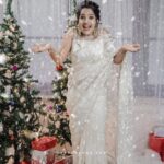 Amrutha Nair Instagram - Wishing you and yours a holly jolly Christmas ♥️ Attire @gsensemble_official 📸 @travncoreads @jithuthampifm MUA @brides_of_deepthi