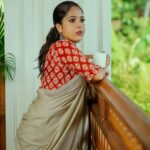Amrutha Nair Instagram - ഓർമ്മകൾ എപ്പോഴും ഹൃദയത്തോട് ചേർത്ത് വയ്ക്കാനുള്ളതല്ലേ.. അത് ആരെയും കുറ്റപ്പെടുത്താൻ ഉള്ളതാവണ്ട ❤ Attire @brand_nithara_ 📸 @colorpadam_photography MUA @eternalmakeovers Aadisaktthi Ayurveda Village