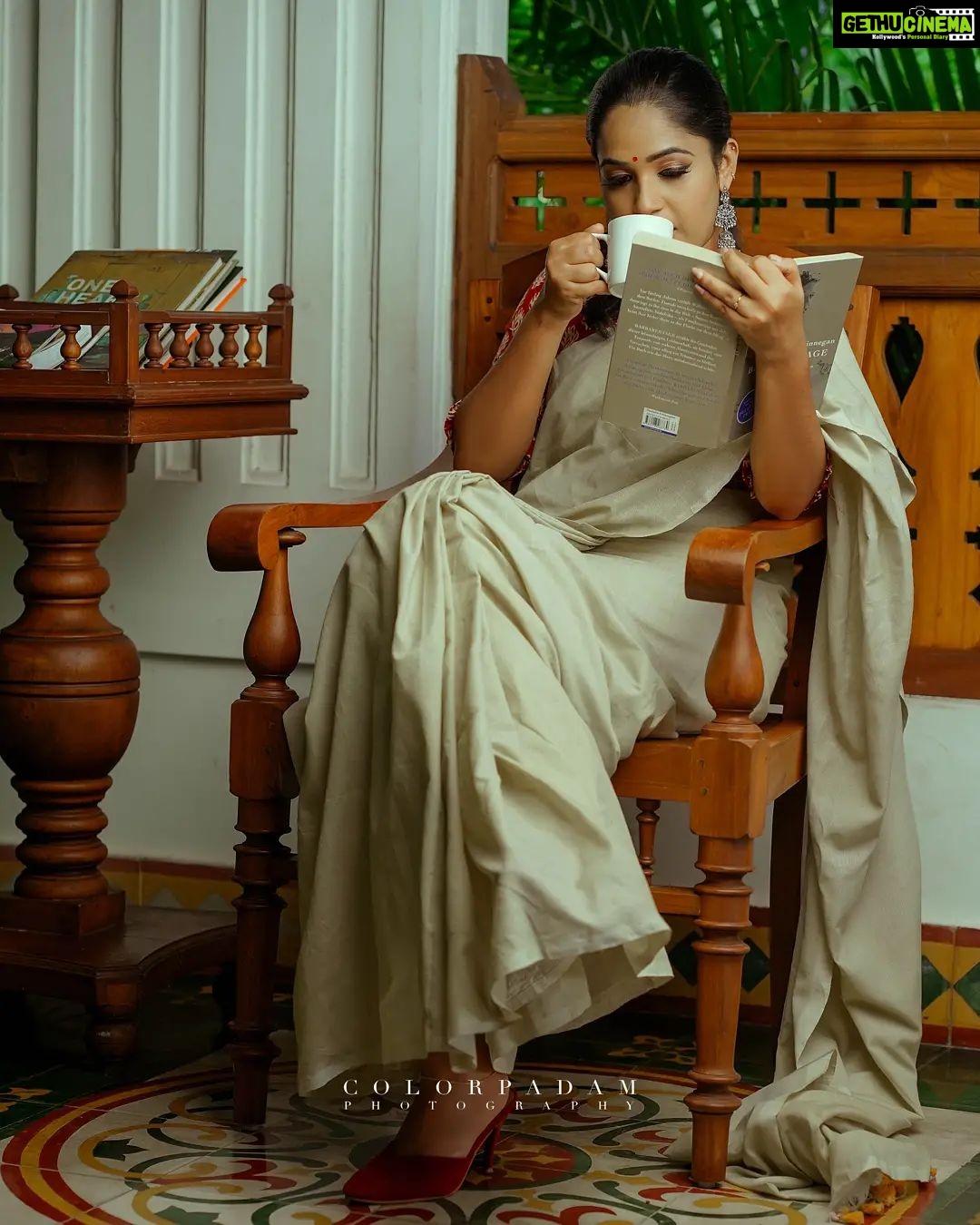 Amrutha Nair Instagram - കാത്തിരിക്കുന്നു... വിശ്വാസം നഷ്ടപ്പെട്ട പ്രണയത്തിന് വേണ്ടിയല്ല.. ഉറക്കം നഷ്ട്ടപെടുത്തിയ സ്വപ്നത്തിന് വേണ്ടി..❤🥰 Attire @brand_nithara_ 📸 @colorpadam_photography MUA @eternalmakeovers Aadisaktthi Ayurveda Village