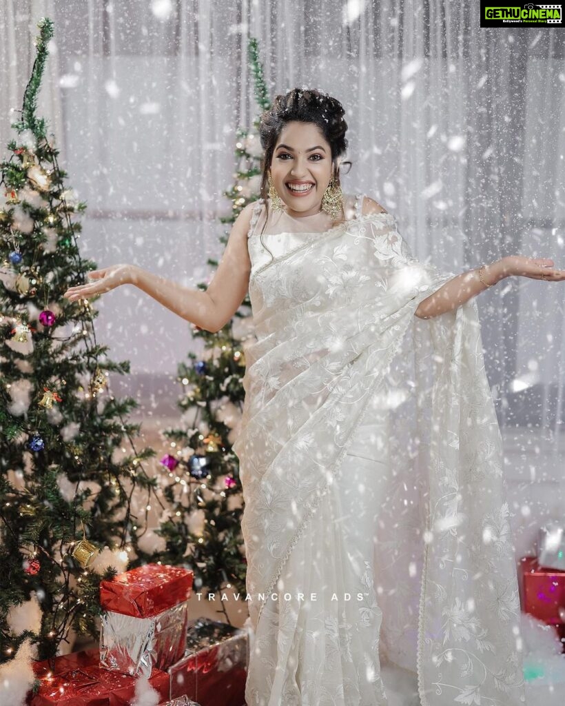 Amrutha Nair Instagram - Wishing you and yours a holly jolly Christmas ♥️ Attire @gsensemble_official 📸 @travncoreads @jithuthampifm MUA @brides_of_deepthi