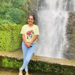 Amrutha Nair Instagram – ചിലത് അവസാനിക്കുന്നത് അതിനേക്കാൾ നല്ലതൊന്ന്  വരാനിരിക്കുന്നത് കൊണ്ടാകാം… പകരമാവില്ലെങ്കിൽകൂടി ❤
👚 @kappa_fashn
👟 @monuz_world_ Valanjamkanam Waterfalls
