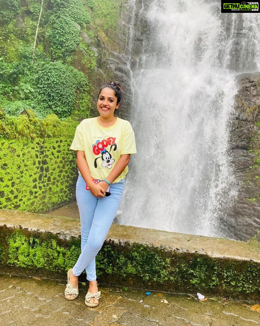 Amrutha Nair Instagram - ചിലത് അവസാനിക്കുന്നത് അതിനേക്കാൾ നല്ലതൊന്ന് വരാനിരിക്കുന്നത് കൊണ്ടാകാം... പകരമാവില്ലെങ്കിൽകൂടി ❤ 👚 @kappa_fashn 👟 @monuz_world_ Valanjamkanam Waterfalls