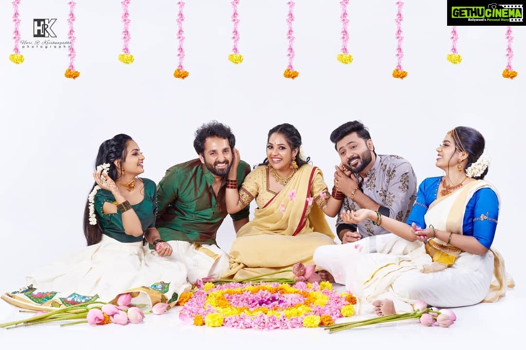 Amrutha Nair Instagram - Happy onam allππ @noobin_johny @anandnarayan.official @athira_madhav @reshma_s_nair_official πΈ :@h.r.k_photography Attire : @liven_style Flower :@renjinidas.r MUA : @bridesofdeepthi Rent_A_Studio
