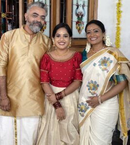 Amrutha Nair Instagram - Fam❤
@officialmeeravasudevan @kkmenonz @noobin_johny @anandnarayan.official

Attire :@pradwana