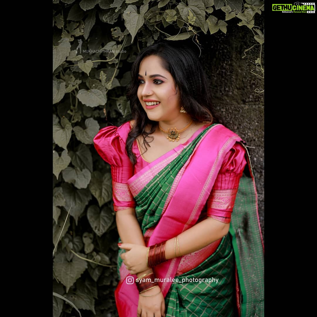 Amrutha Nair Instagram - അഞ്ജനമെഴുതിയ നിൻ മിഴിയോ ആലില ഞൊറിയിതളോ... 😬❤ Attire @g_g_.official MUA @eternalmakeovers 📸 @syam_muralee_photography Neckpiece @peacherino.collections Thiruvananthapuram, Kerala, India