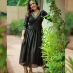 Amrutha Nair Instagram – 🖤Few things in the world are more powerful than a positive push. A smile. A word of optimism and hope❤

👗@dezignerzclub