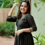 Amrutha Nair Instagram - 🖤Few things in the world are more powerful than a positive push. A smile. A word of optimism and hope❤ 👗@dezignerzclub