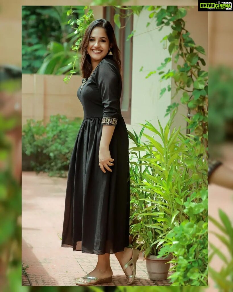 Amrutha Nair Instagram - 🖤Few things in the world are more powerful than a positive push. A smile. A word of optimism and hope❤ 👗@dezignerzclub