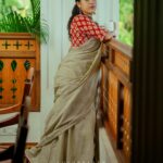 Amrutha Nair Instagram - ഓർമ്മകൾ എപ്പോഴും ഹൃദയത്തോട് ചേർത്ത് വയ്ക്കാനുള്ളതല്ലേ.. അത് ആരെയും കുറ്റപ്പെടുത്താൻ ഉള്ളതാവണ്ട ❤ Attire @brand_nithara_ 📸 @colorpadam_photography MUA @eternalmakeovers Aadisaktthi Ayurveda Village