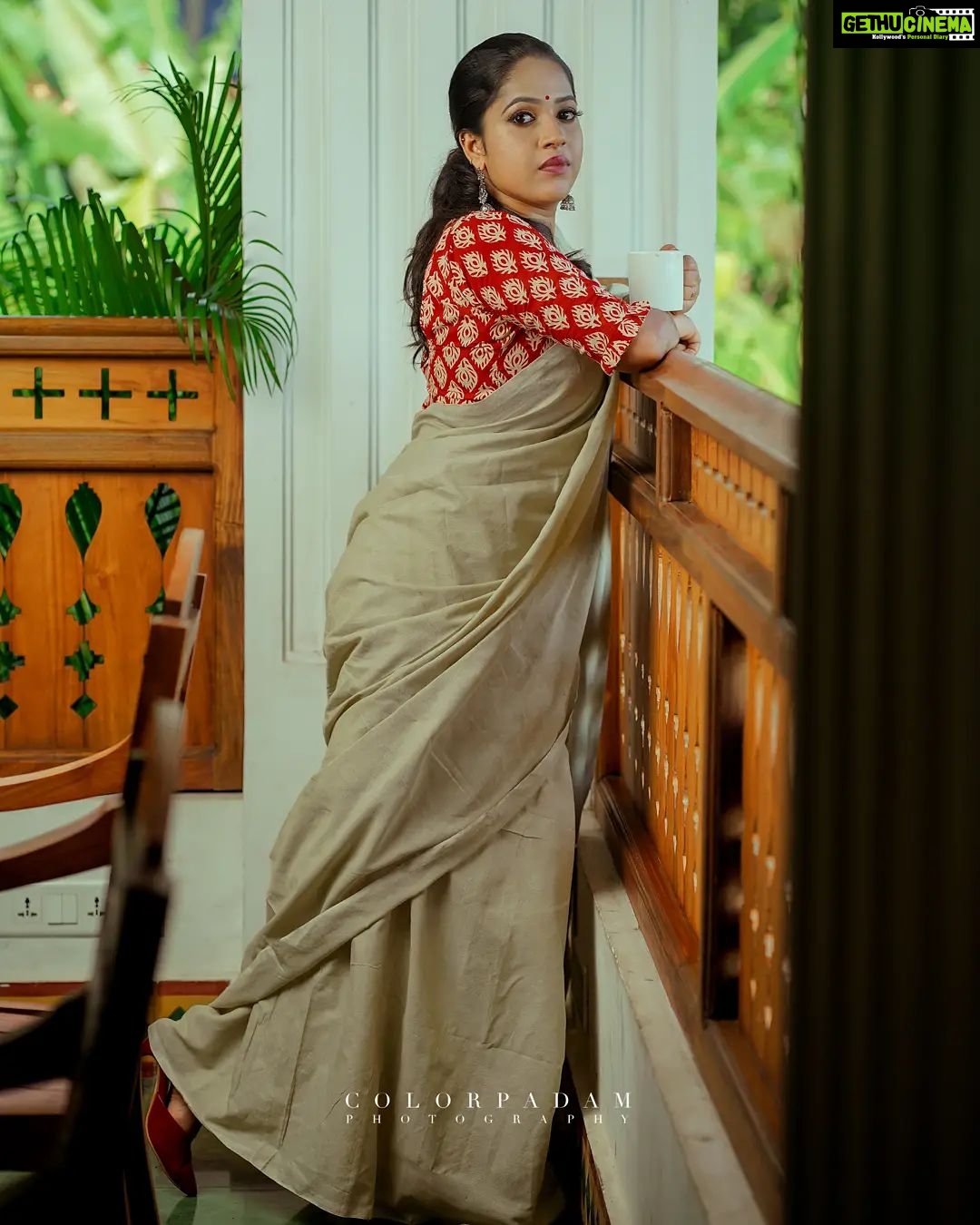 Amrutha Nair Instagram - ഓർമ്മകൾ എപ്പോഴും ഹൃദയത്തോട് ചേർത്ത് വയ്ക്കാനുള്ളതല്ലേ.. അത് ആരെയും കുറ്റപ്പെടുത്താൻ ഉള്ളതാവണ്ട ❤ Attire @brand_nithara_ 📸 @colorpadam_photography MUA @eternalmakeovers Aadisaktthi Ayurveda Village