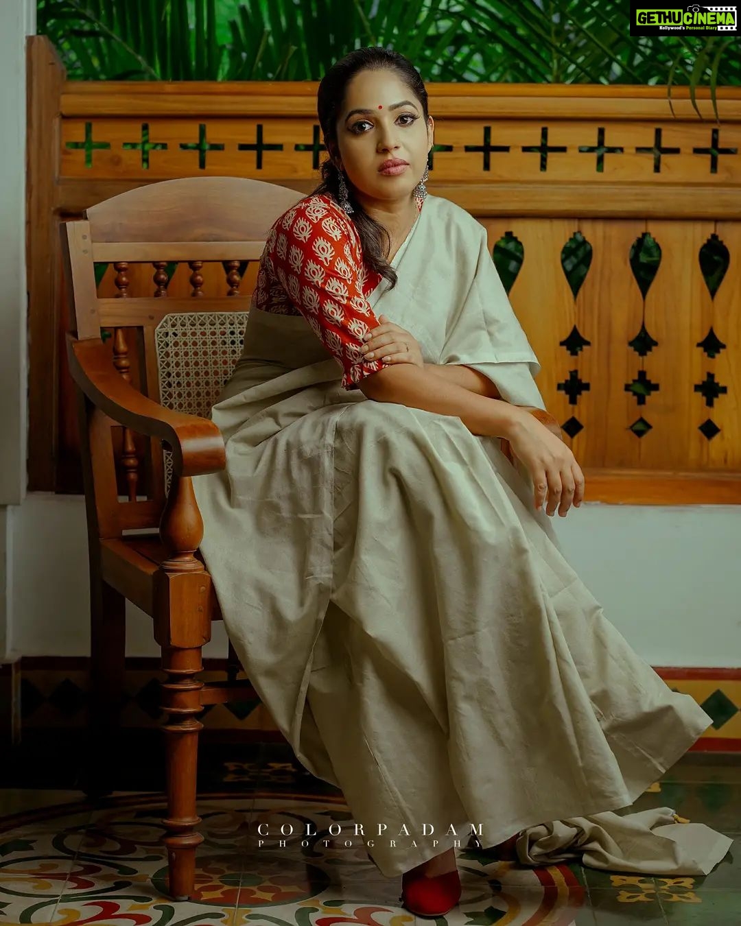 Amrutha Nair Instagram - കാത്തിരിക്കുന്നു... വിശ്വാസം നഷ്ടപ്പെട്ട പ്രണയത്തിന് വേണ്ടിയല്ല.. ഉറക്കം നഷ്ട്ടപെടുത്തിയ സ്വപ്നത്തിന് വേണ്ടി..❤🥰 Attire @brand_nithara_ 📸 @colorpadam_photography MUA @eternalmakeovers Aadisaktthi Ayurveda Village