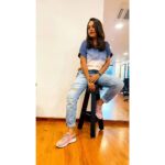 Amrutha Nair Instagram - മാറേണ്ടത് പെണ്ണല്ല. പെണ്ണിനോടുള്ള സമൂഹത്തിന്റെ കാഴ്ചപ്പാടാണ്.🥰 Hair style @sinima_salon @stephinumesh 👚@fashionavataarstore 👖@fashion_store__4567 👟@monuz_world_ Sinima Salon Kadavanthra