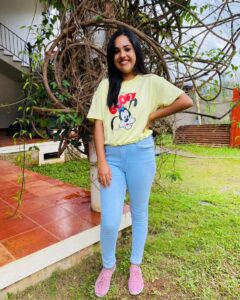 Amrutha Nair Instagram - ചിലത് അവസാനിക്കുന്നത് അതിനേക്കാൾ നല്ലതൊന്ന് വരാനിരിക്കുന്നത് കൊണ്ടാകാം... പകരമാവില്ലെങ്കിൽകൂടി ❤ 👚 @kappa_fashn 👟 @monuz_world_ Valanjamkanam Waterfalls