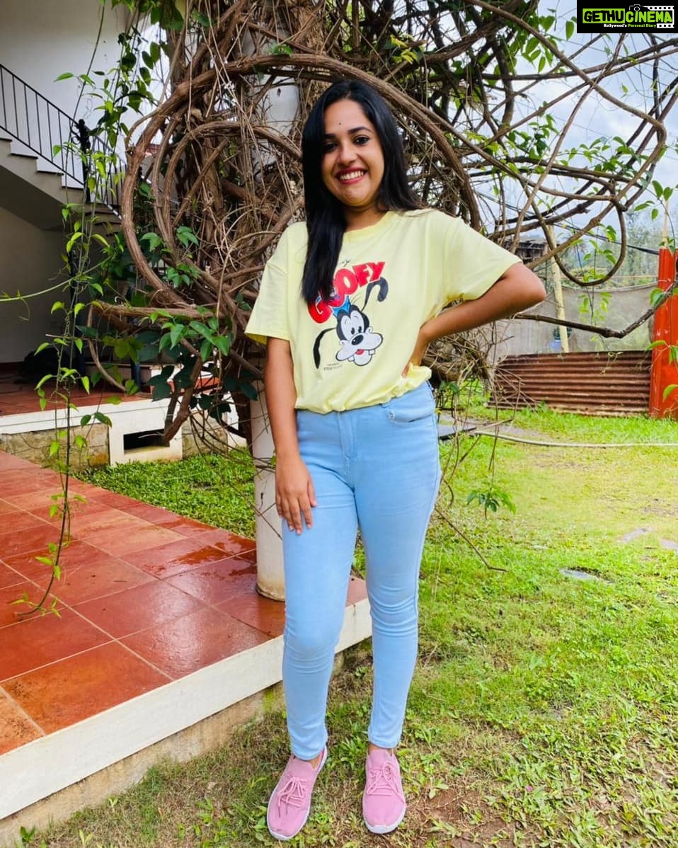 Amrutha Nair Instagram - ചിലത് അവസാനിക്കുന്നത് അതിനേക്കാൾ നല്ലതൊന്ന് വരാനിരിക്കുന്നത് കൊണ്ടാകാം... പകരമാവില്ലെങ്കിൽകൂടി ❤ 👚 @kappa_fashn 👟 @monuz_world_ Valanjamkanam Waterfalls