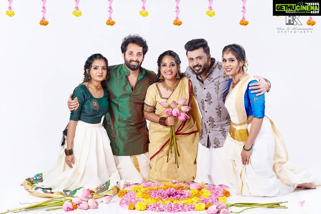 Amrutha Nair Instagram - Happy onam allππ @noobin_johny @anandnarayan.official @athira_madhav @reshma_s_nair_official πΈ :@h.r.k_photography Attire : @liven_style Flower :@renjinidas.r MUA : @bridesofdeepthi Rent_A_Studio