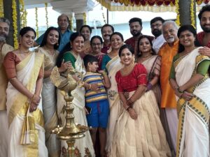 Amrutha Nair Instagram - Team❤❤😘 @officialmeeravasudevan @kkmenonz @noobin_johny @anandnarayan.official @menon1069 @manju_satheesh_